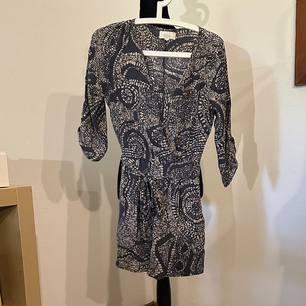 Haven Navy and Cream 3/4 Sleeve V neck Romper size small